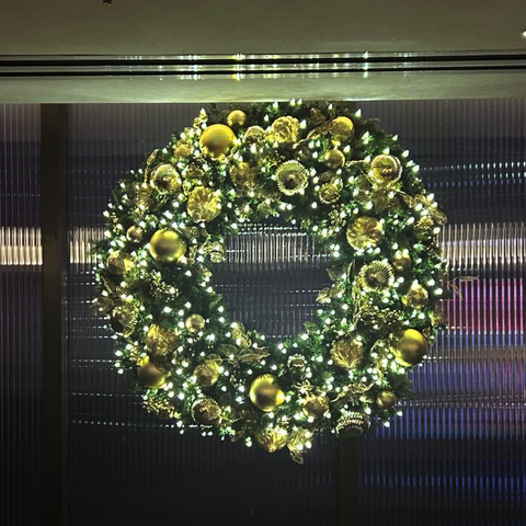 Pre-Owned Gold Decorated Greenery Package